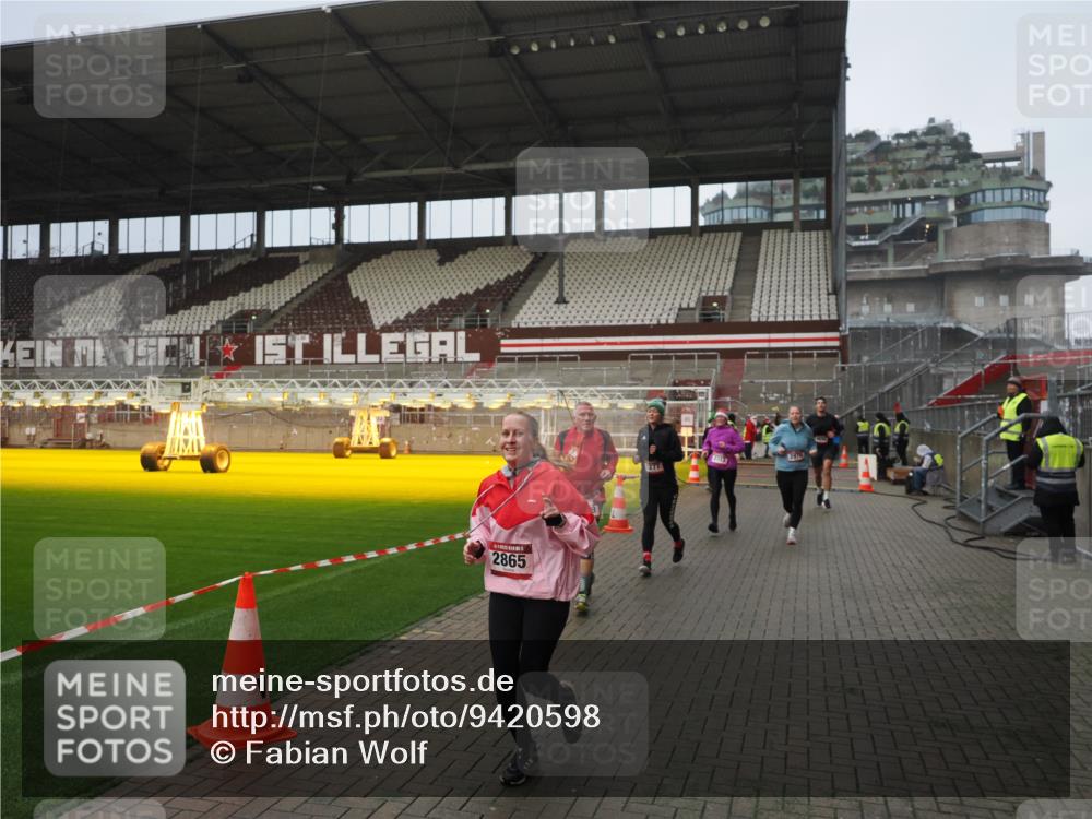 07.12.2025 - St. Pauli X-Mass-Run No. 15 Fabian Wolf http://msf.ph/oto/9420598 07.12.2025 11:40:47 Ziel 52, 726, 727, 1061, 1277, 2199, 2416, 2417, 2865, 2976, 3592, 3619, 4608 meine-sportfotos.de