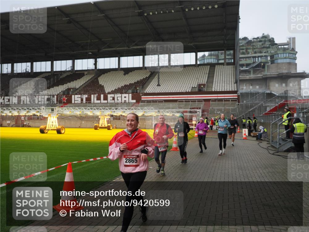 07.12.2025 - St. Pauli X-Mass-Run No. 15 Fabian Wolf http://msf.ph/oto/9420599 07.12.2025 11:40:47 Ziel 52, 726, 727, 1061, 1277, 2199, 2416, 2417, 2865, 2976, 3592, 3619, 4608 meine-sportfotos.de