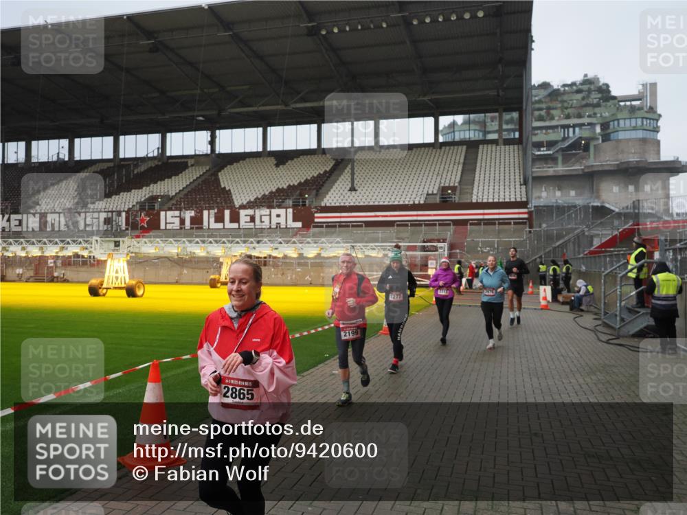 07.12.2025 - St. Pauli X-Mass-Run No. 15 Fabian Wolf http://msf.ph/oto/9420600 07.12.2025 11:40:48 Ziel 52, 726, 727, 1061, 1277, 2199, 2294, 2416, 2417, 2425, 2865, 2976, 3592, 3619, 4608 meine-sportfotos.de