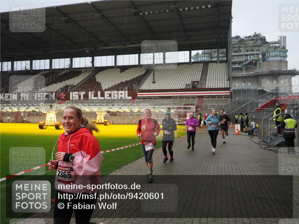 07.12.2025 - St. Pauli X-Mass-Run No. 15 Fabian Wolf http://msf.ph/oto/9420601 07.12.2025 11:40:48 Ziel 52, 726, 727, 1061, 1277, 2199, 2294, 2416, 2417, 2425, 2865, 2976, 3592, 3619, 4608 meine-sportfotos.de