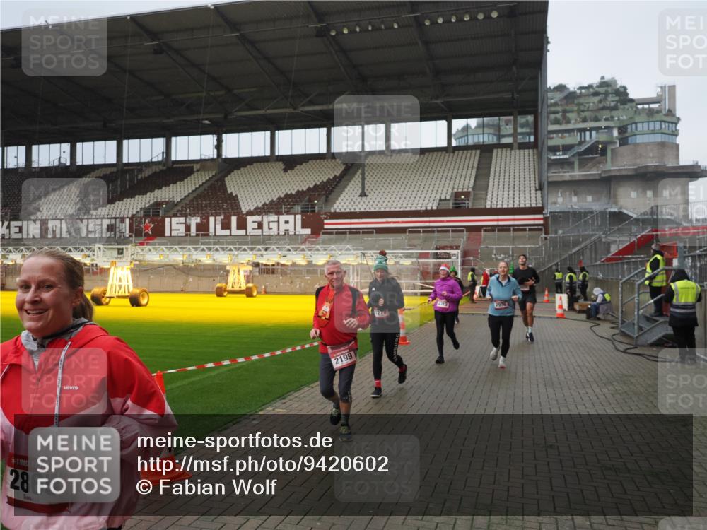 07.12.2025 - St. Pauli X-Mass-Run No. 15 Fabian Wolf http://msf.ph/oto/9420602 07.12.2025 11:40:48 Ziel 52, 726, 727, 1061, 1277, 2199, 2294, 2416, 2417, 2425, 2865, 2976, 3592, 3619, 4608 meine-sportfotos.de