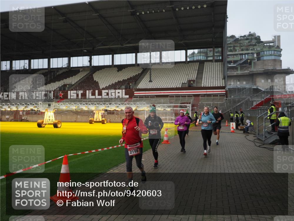 07.12.2025 - St. Pauli X-Mass-Run No. 15 Fabian Wolf http://msf.ph/oto/9420603 07.12.2025 11:40:48 Ziel 52, 726, 727, 1061, 1277, 2199, 2294, 2416, 2417, 2425, 2865, 2976, 3592, 3619, 4608 meine-sportfotos.de