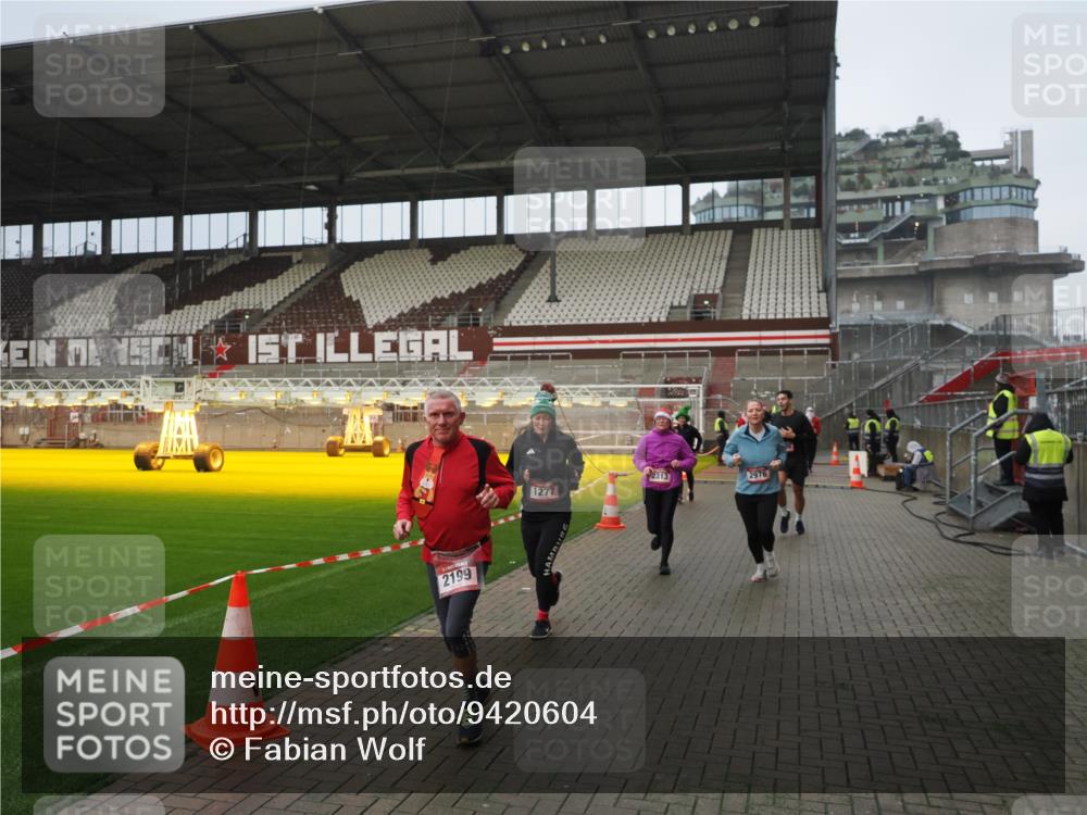 07.12.2025 - St. Pauli X-Mass-Run No. 15 Fabian Wolf http://msf.ph/oto/9420604 07.12.2025 11:40:48 Ziel 52, 726, 727, 1061, 1277, 2199, 2294, 2416, 2417, 2425, 2865, 2976, 3592, 3619, 4608 meine-sportfotos.de
