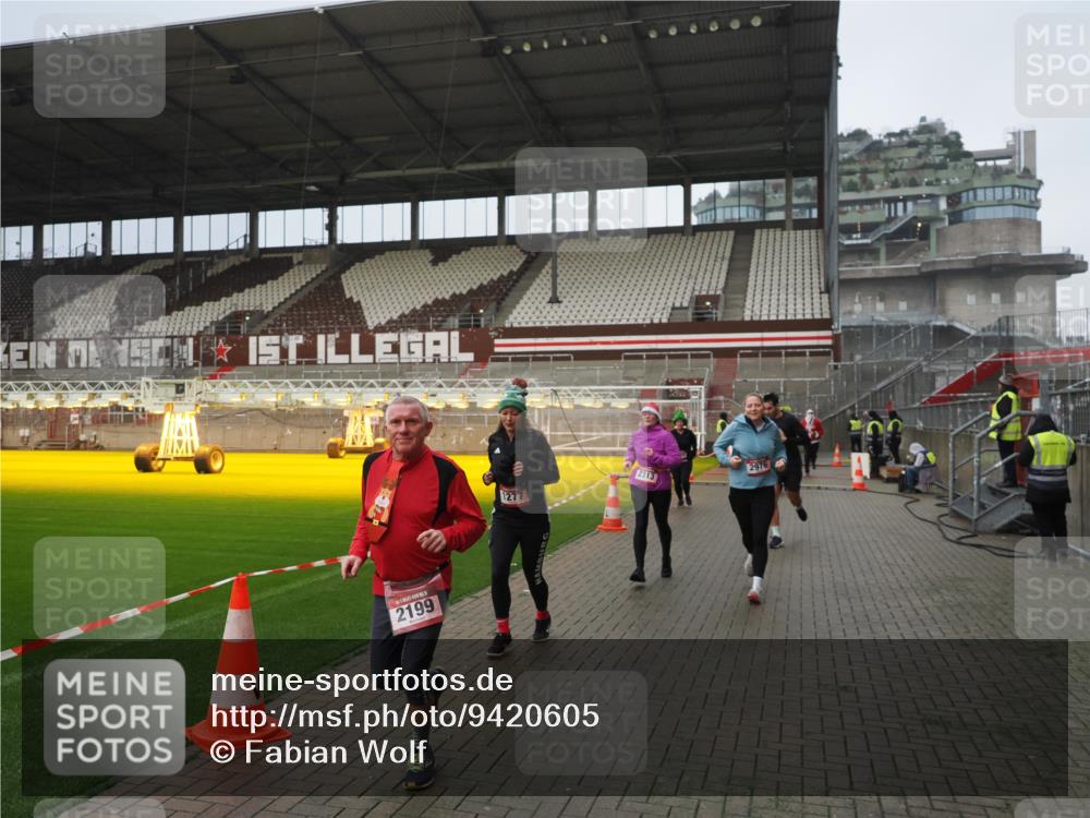 07.12.2025 - St. Pauli X-Mass-Run No. 15 Fabian Wolf http://msf.ph/oto/9420605 07.12.2025 11:40:49 Ziel 52, 726, 727, 1061, 1277, 2199, 2294, 2416, 2417, 2425, 2865, 2976, 3592, 3619, 4608 meine-sportfotos.de