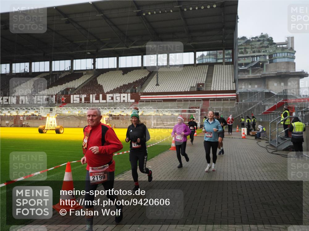 07.12.2025 - St. Pauli X-Mass-Run No. 15 Fabian Wolf http://msf.ph/oto/9420606 07.12.2025 11:40:49 Ziel 52, 726, 727, 1061, 1277, 2199, 2294, 2416, 2417, 2425, 2865, 2976, 3592, 3619, 4608 meine-sportfotos.de