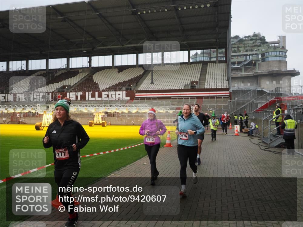 07.12.2025 - St. Pauli X-Mass-Run No. 15 Fabian Wolf http://msf.ph/oto/9420607 07.12.2025 11:40:50 Ziel 52, 726, 727, 1061, 1277, 2199, 2294, 2416, 2417, 2425, 2865, 2947, 2976, 3259, 3592, 3619, 4608 meine-sportfotos.de