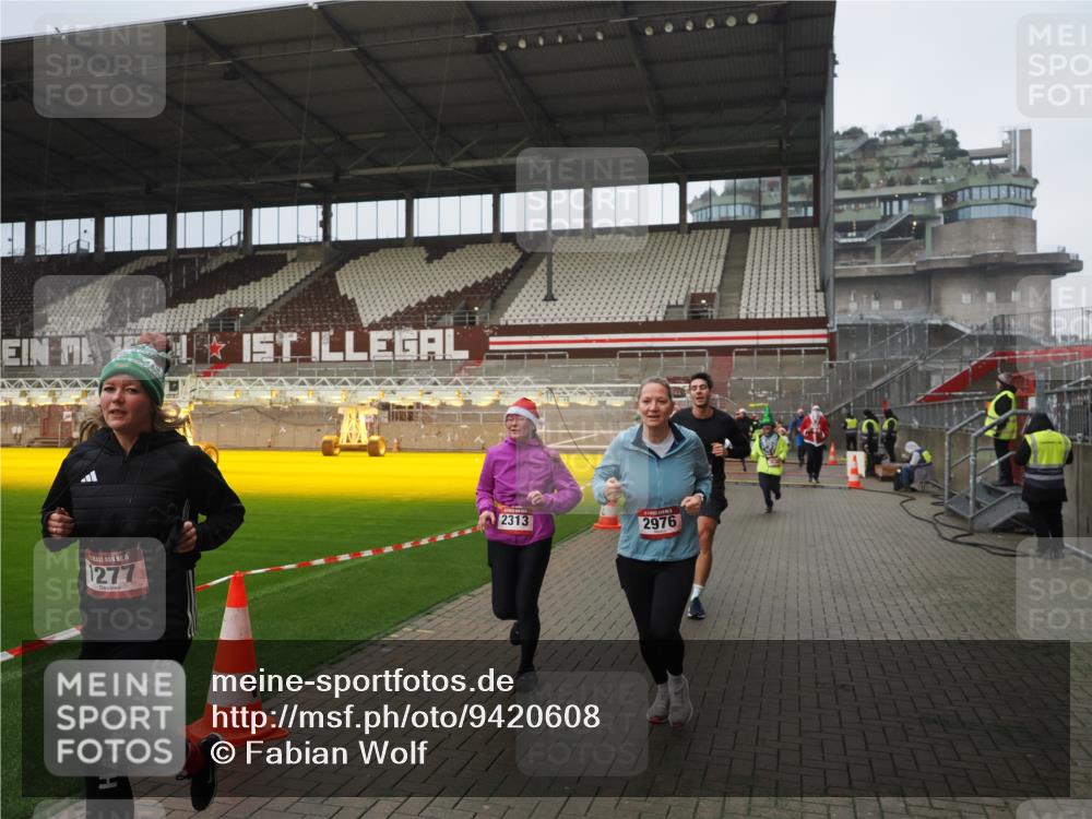 07.12.2025 - St. Pauli X-Mass-Run No. 15 Fabian Wolf http://msf.ph/oto/9420608 07.12.2025 11:40:50 Ziel 52, 726, 727, 1061, 1277, 2199, 2294, 2416, 2417, 2425, 2865, 2947, 2976, 3259, 3592, 3619, 4608 meine-sportfotos.de