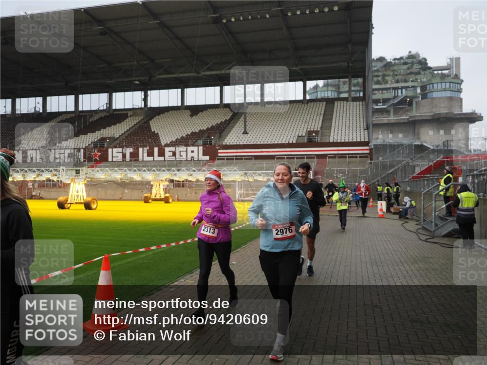 07.12.2025 - St. Pauli X-Mass-Run No. 15 Fabian Wolf http://msf.ph/oto/9420609 07.12.2025 11:40:50 Ziel 52, 726, 727, 1061, 1277, 2199, 2294, 2416, 2417, 2425, 2865, 2947, 2976, 3259, 3592, 3619, 4608 meine-sportfotos.de