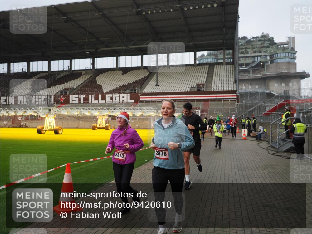 07.12.2025 - St. Pauli X-Mass-Run No. 15 Fabian Wolf http://msf.ph/oto/9420610 07.12.2025 11:40:50 Ziel 52, 726, 727, 1061, 1277, 2199, 2294, 2416, 2417, 2425, 2865, 2947, 2976, 3259, 3592, 3619, 4608 meine-sportfotos.de
