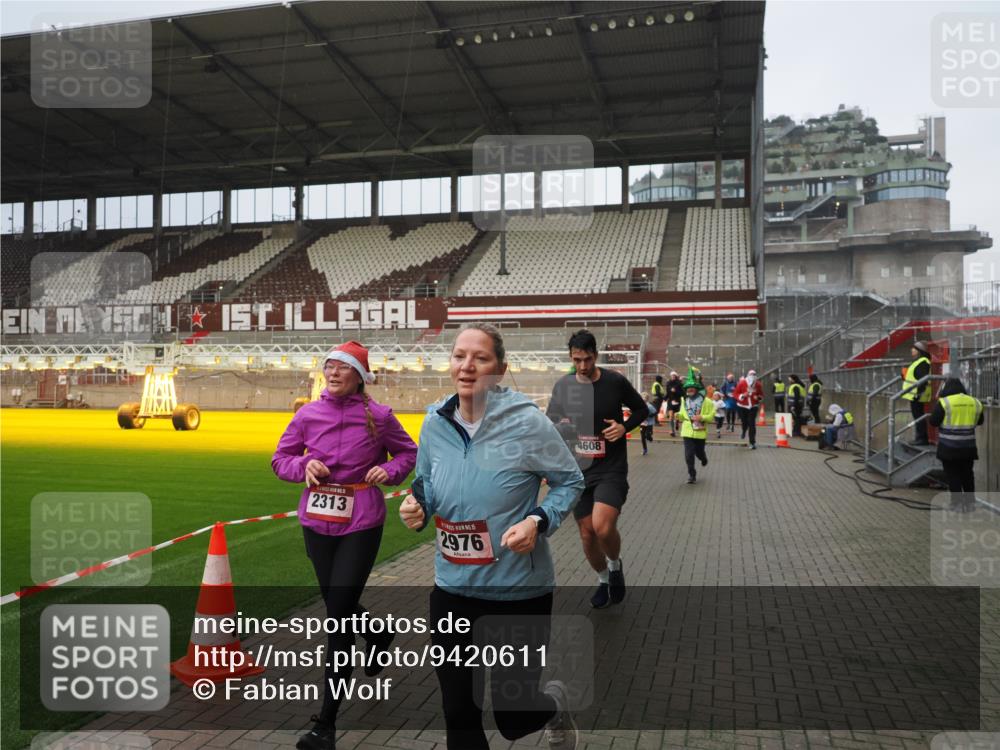 07.12.2025 - St. Pauli X-Mass-Run No. 15 Fabian Wolf http://msf.ph/oto/9420611 07.12.2025 11:40:50 Ziel 52, 726, 727, 1061, 1277, 2199, 2294, 2416, 2417, 2425, 2865, 2947, 2976, 3259, 3592, 3619, 4608 meine-sportfotos.de