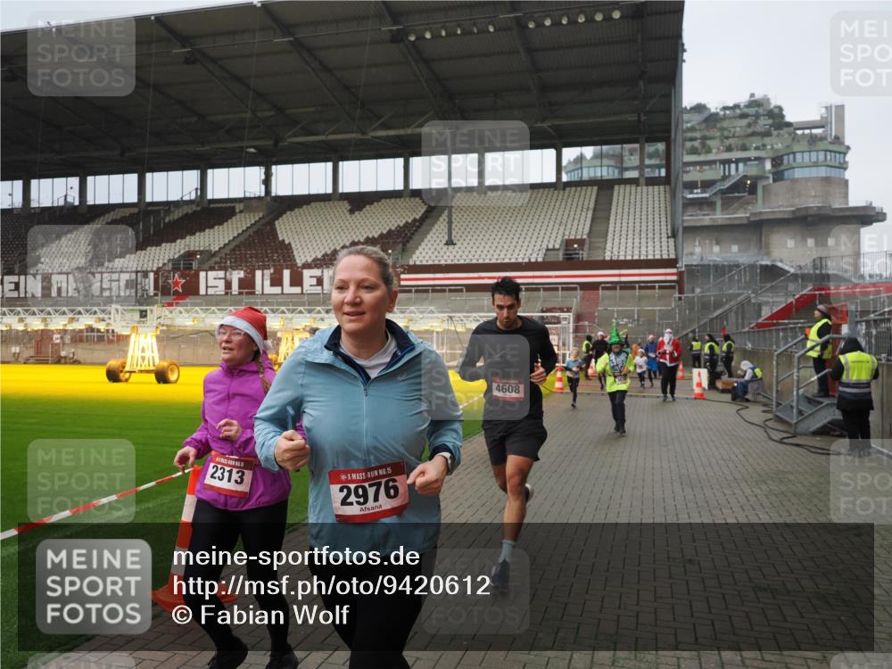 07.12.2025 - St. Pauli X-Mass-Run No. 15 Fabian Wolf http://msf.ph/oto/9420612 07.12.2025 11:40:51 Ziel 52, 726, 727, 1061, 1277, 2199, 2292, 2294, 2425, 2865, 2947, 2976, 3259, 3592, 3619, 4608 meine-sportfotos.de