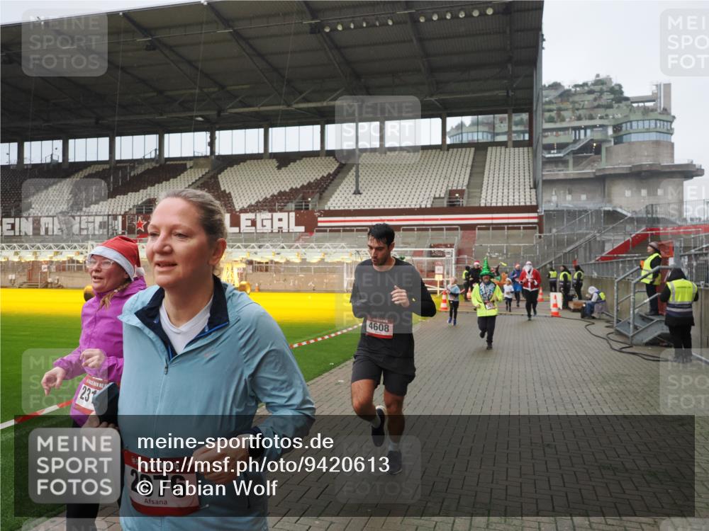07.12.2025 - St. Pauli X-Mass-Run No. 15 Fabian Wolf http://msf.ph/oto/9420613 07.12.2025 11:40:51 Ziel 52, 726, 727, 1061, 1277, 2199, 2292, 2294, 2425, 2865, 2947, 2976, 3259, 3592, 3619, 4608 meine-sportfotos.de
