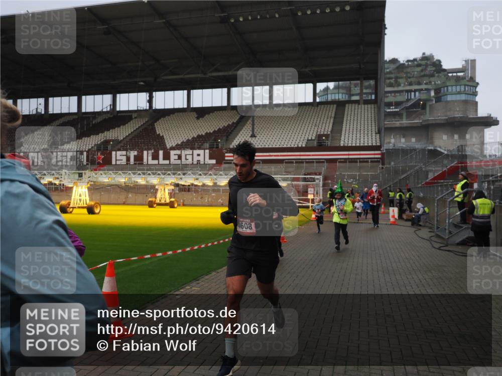 07.12.2025 - St. Pauli X-Mass-Run No. 15 Fabian Wolf http://msf.ph/oto/9420614 07.12.2025 11:40:51 Ziel 52, 726, 727, 1061, 1277, 2199, 2292, 2294, 2425, 2865, 2947, 2976, 3259, 3592, 3619, 4608 meine-sportfotos.de