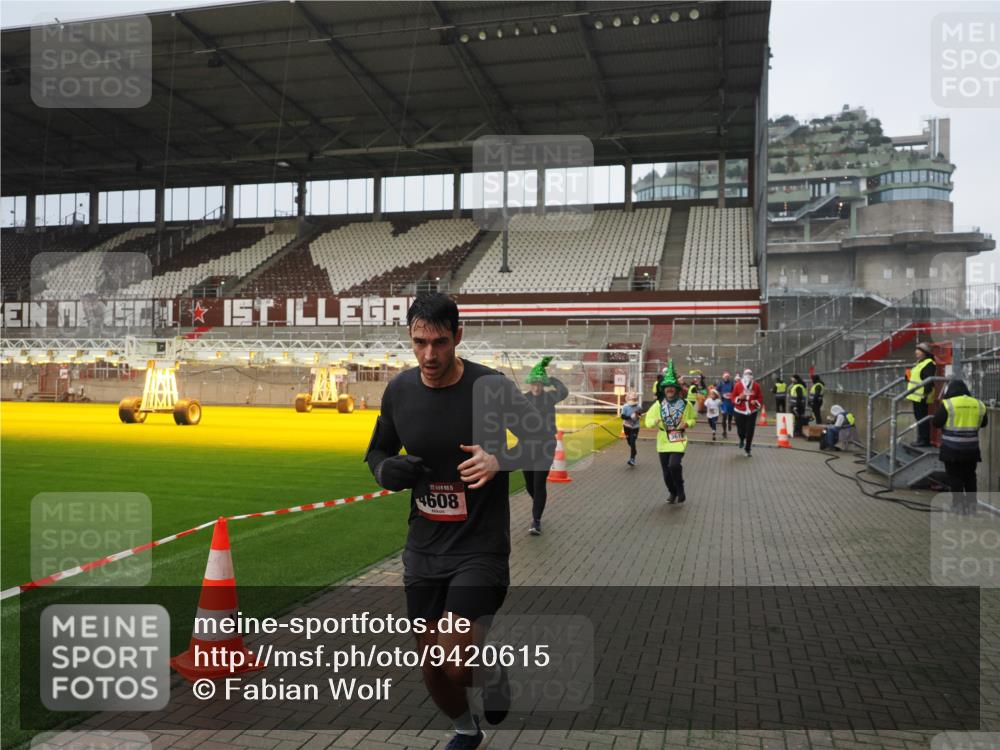 07.12.2025 - St. Pauli X-Mass-Run No. 15 Fabian Wolf http://msf.ph/oto/9420615 07.12.2025 11:40:51 Ziel 52, 726, 727, 1061, 1277, 2199, 2292, 2294, 2425, 2865, 2947, 2976, 3259, 3592, 3619, 4608 meine-sportfotos.de