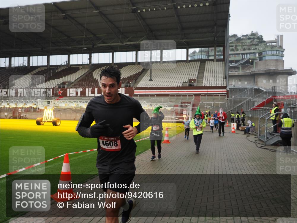 07.12.2025 - St. Pauli X-Mass-Run No. 15 Fabian Wolf http://msf.ph/oto/9420616 07.12.2025 11:40:51 Ziel 52, 726, 727, 1061, 1277, 2199, 2292, 2294, 2425, 2865, 2947, 2976, 3259, 3592, 3619, 4608 meine-sportfotos.de
