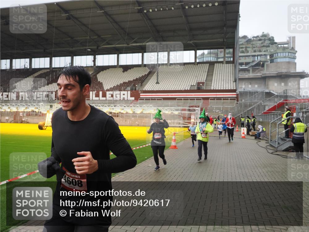 07.12.2025 - St. Pauli X-Mass-Run No. 15 Fabian Wolf http://msf.ph/oto/9420617 07.12.2025 11:40:52 Ziel 52, 726, 727, 1277, 2199, 2292, 2294, 2425, 2865, 2947, 2976, 3259, 3592, 3619, 4608 meine-sportfotos.de