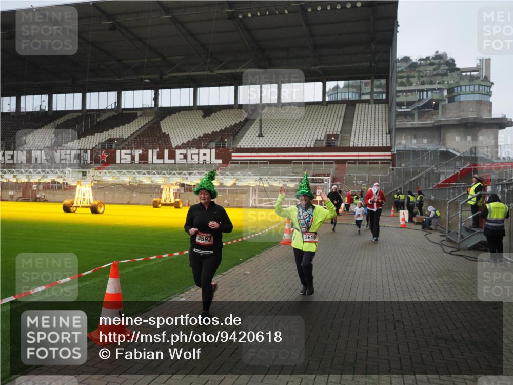 07.12.2025 - St. Pauli X-Mass-Run No. 15 Fabian Wolf http://msf.ph/oto/9420618 07.12.2025 11:40:53 Ziel 52, 726, 727, 1277, 2199, 2292, 2294, 2425, 2865, 2947, 2976, 3259, 3592, 3619, 3912, 4608 meine-sportfotos.de
