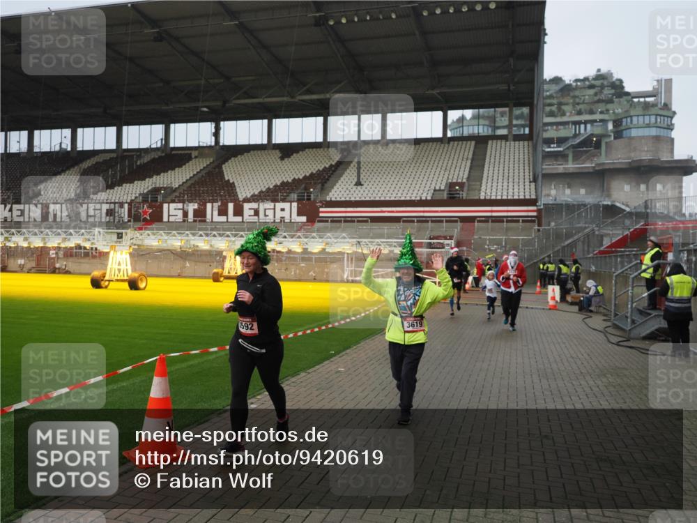 07.12.2025 - St. Pauli X-Mass-Run No. 15 Fabian Wolf http://msf.ph/oto/9420619 07.12.2025 11:40:53 Ziel 52, 726, 727, 1277, 2199, 2292, 2294, 2425, 2865, 2947, 2976, 3259, 3592, 3619, 3912, 4608 meine-sportfotos.de