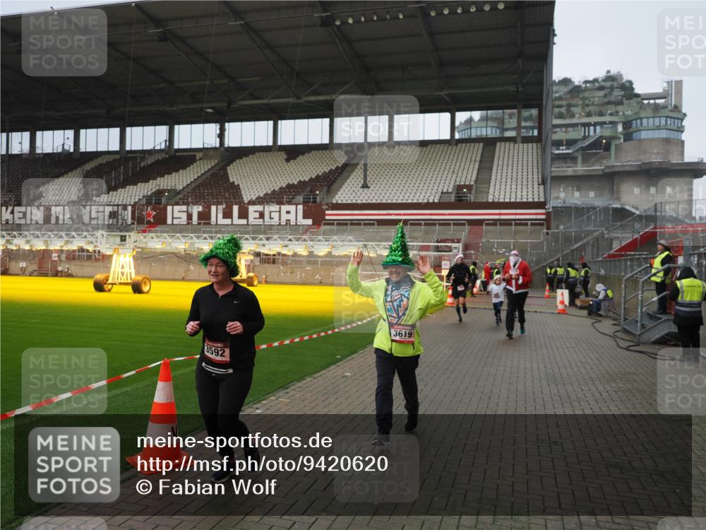 07.12.2025 - St. Pauli X-Mass-Run No. 15 Fabian Wolf http://msf.ph/oto/9420620 07.12.2025 11:40:53 Ziel 52, 726, 727, 1277, 2199, 2292, 2294, 2425, 2865, 2947, 2976, 3259, 3592, 3619, 3912, 4608 meine-sportfotos.de