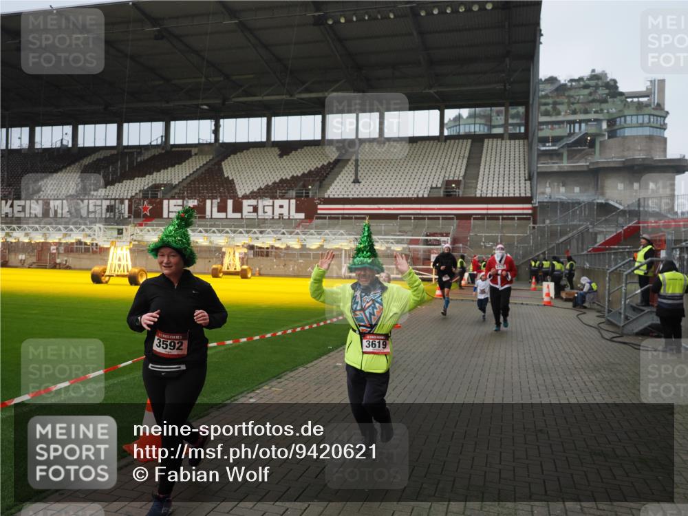07.12.2025 - St. Pauli X-Mass-Run No. 15 Fabian Wolf http://msf.ph/oto/9420621 07.12.2025 11:40:53 Ziel 52, 726, 727, 1277, 2199, 2292, 2294, 2425, 2865, 2947, 2976, 3259, 3592, 3619, 3912, 4608 meine-sportfotos.de
