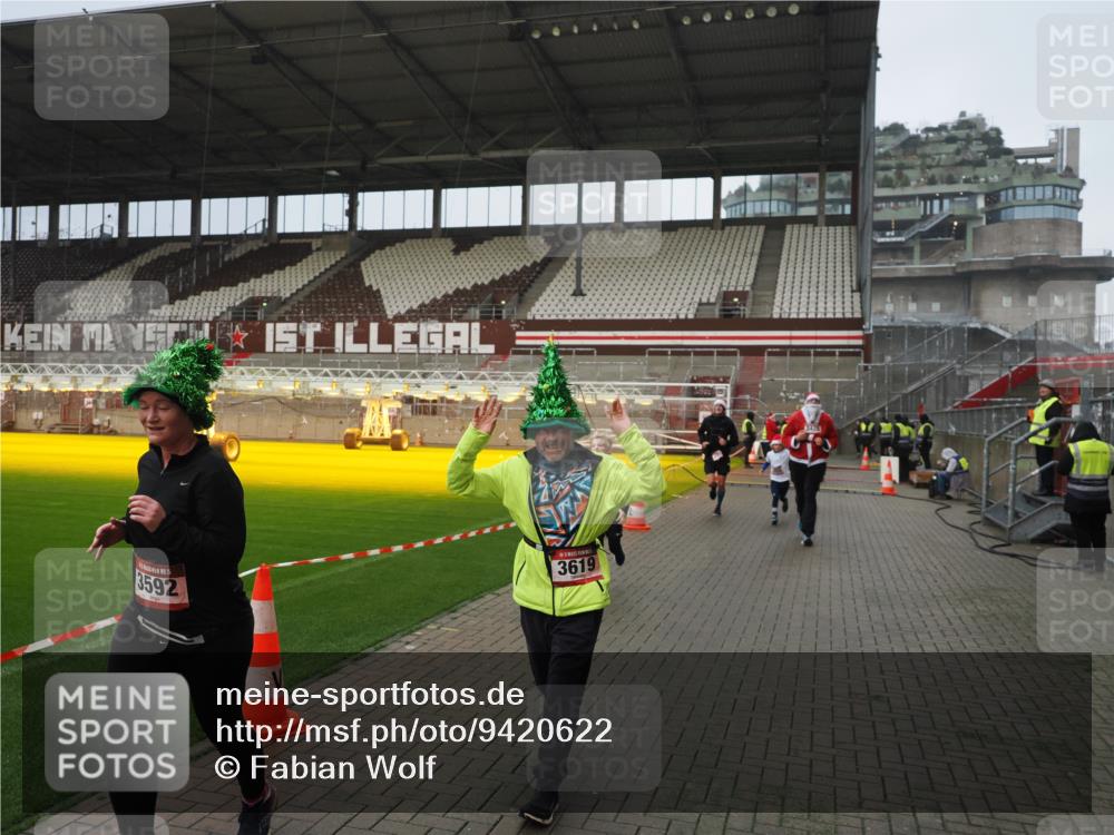 07.12.2025 - St. Pauli X-Mass-Run No. 15 Fabian Wolf http://msf.ph/oto/9420622 07.12.2025 11:40:53 Ziel 52, 726, 727, 1277, 2199, 2292, 2294, 2425, 2865, 2947, 2976, 3259, 3592, 3619, 3912, 4608 meine-sportfotos.de