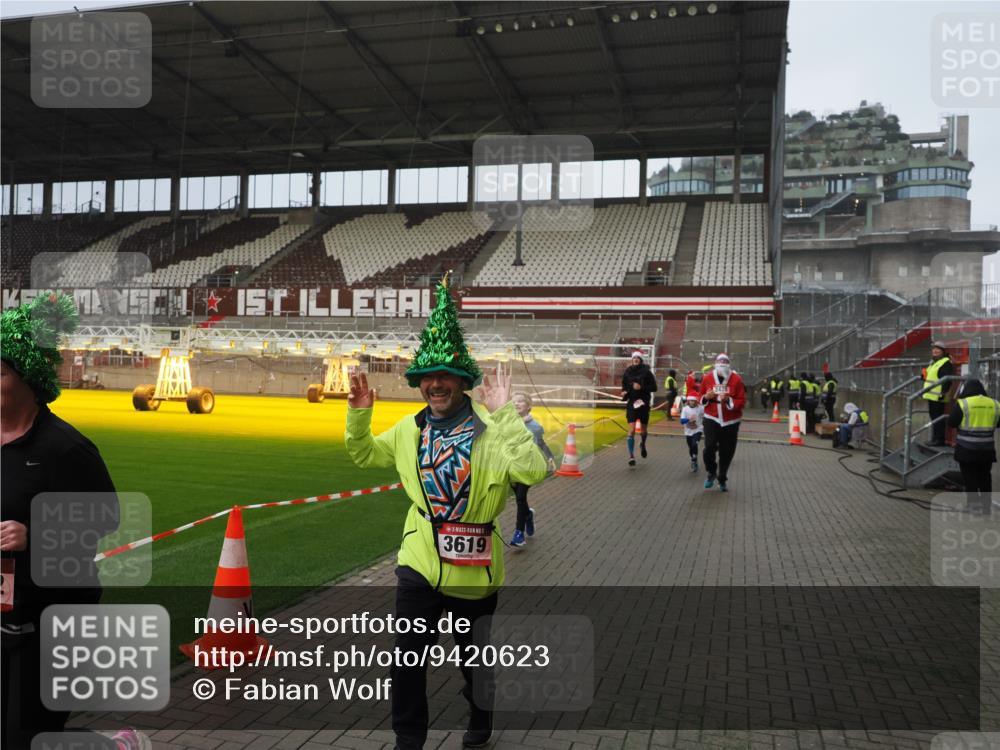 07.12.2025 - St. Pauli X-Mass-Run No. 15 Fabian Wolf http://msf.ph/oto/9420623 07.12.2025 11:40:54 Ziel 52, 726, 727, 1277, 2199, 2292, 2294, 2425, 2865, 2947, 2976, 3259, 3592, 3619, 3912, 4608 meine-sportfotos.de