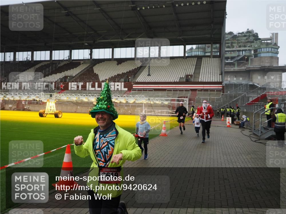 07.12.2025 - St. Pauli X-Mass-Run No. 15 Fabian Wolf http://msf.ph/oto/9420624 07.12.2025 11:40:54 Ziel 52, 726, 727, 1277, 2199, 2292, 2294, 2425, 2865, 2947, 2976, 3259, 3592, 3619, 3912, 4608 meine-sportfotos.de