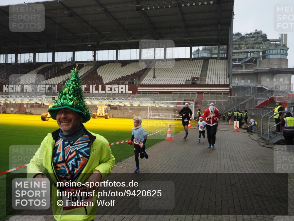 07.12.2025 - St. Pauli X-Mass-Run No. 15 Fabian Wolf http://msf.ph/oto/9420625 07.12.2025 11:40:54 Ziel 52, 726, 727, 1277, 2199, 2292, 2294, 2425, 2865, 2947, 2976, 3259, 3592, 3619, 3912, 4608 meine-sportfotos.de