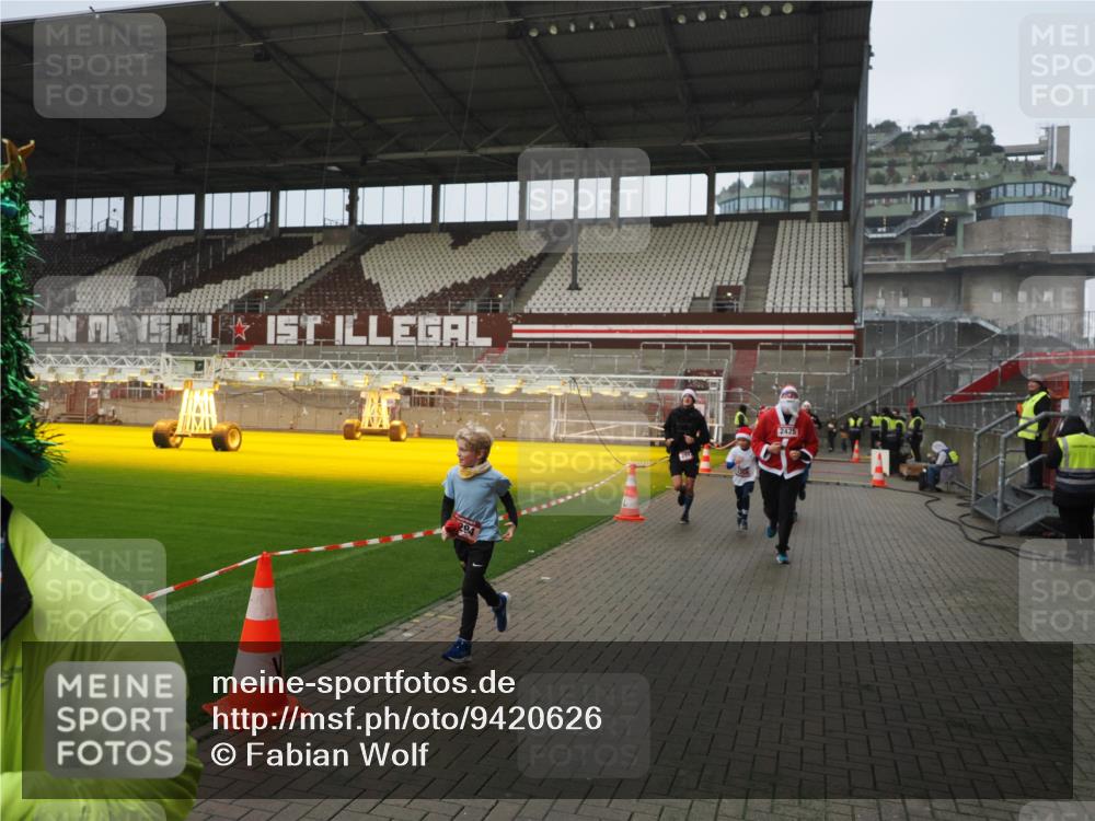 07.12.2025 - St. Pauli X-Mass-Run No. 15 Fabian Wolf http://msf.ph/oto/9420626 07.12.2025 11:40:54 Ziel 52, 726, 727, 1277, 2199, 2292, 2294, 2425, 2865, 2947, 2976, 3259, 3592, 3619, 3912, 4608 meine-sportfotos.de