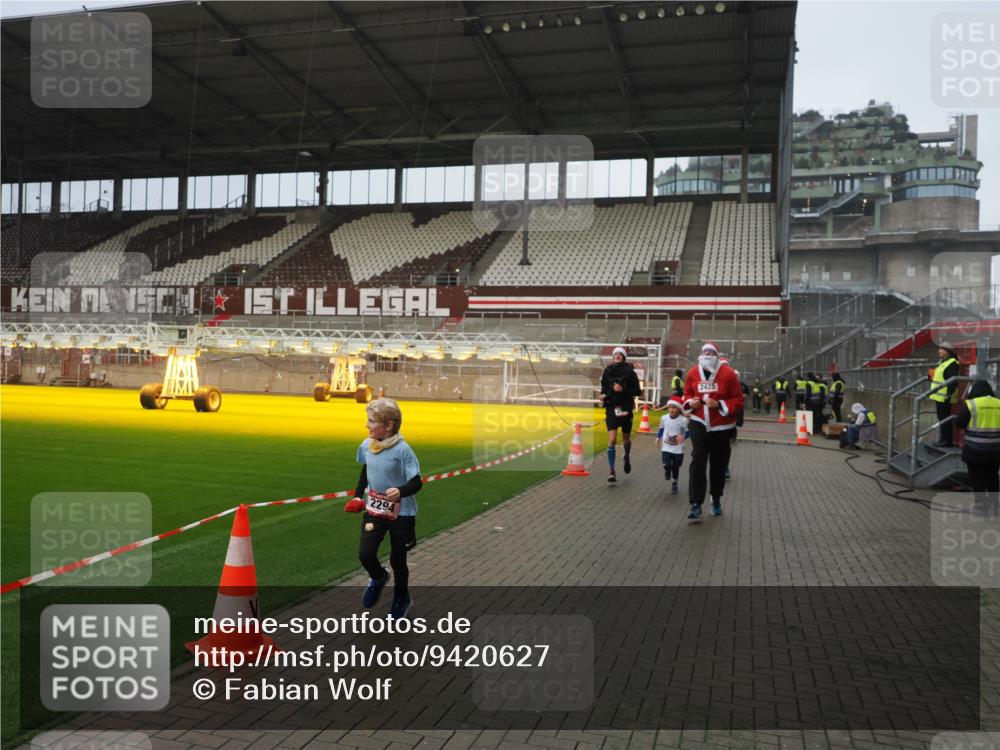 07.12.2025 - St. Pauli X-Mass-Run No. 15 Fabian Wolf http://msf.ph/oto/9420627 07.12.2025 11:40:54 Ziel 52, 726, 727, 1277, 2199, 2292, 2294, 2425, 2865, 2947, 2976, 3259, 3592, 3619, 3912, 4608 meine-sportfotos.de