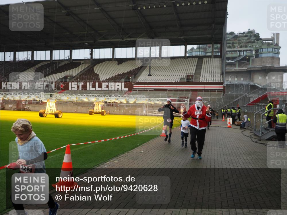 07.12.2025 - St. Pauli X-Mass-Run No. 15 Fabian Wolf http://msf.ph/oto/9420628 07.12.2025 11:40:55 Ziel 52, 726, 727, 1277, 2199, 2292, 2294, 2425, 2865, 2947, 2976, 3259, 3592, 3619, 3912, 4608 meine-sportfotos.de