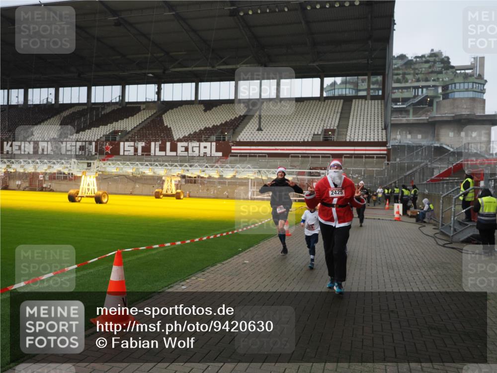 07.12.2025 - St. Pauli X-Mass-Run No. 15 Fabian Wolf http://msf.ph/oto/9420630 07.12.2025 11:40:55 Ziel 52, 726, 727, 1277, 2199, 2292, 2294, 2425, 2865, 2947, 2976, 3259, 3592, 3619, 3912, 4608 meine-sportfotos.de