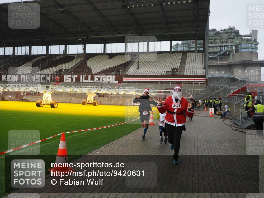 07.12.2025 - St. Pauli X-Mass-Run No. 15 Fabian Wolf http://msf.ph/oto/9420631 07.12.2025 11:40:56 Ziel 726, 727, 1277, 2199, 2292, 2294, 2425, 2865, 2947, 2976, 3259, 3592, 3619, 3912, 4608 meine-sportfotos.de