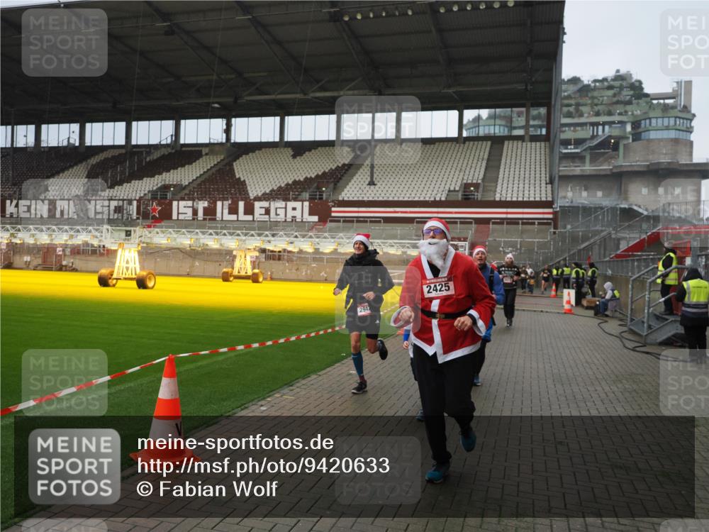 07.12.2025 - St. Pauli X-Mass-Run No. 15 Fabian Wolf http://msf.ph/oto/9420633 07.12.2025 11:40:56 Ziel 726, 727, 1277, 2199, 2292, 2294, 2425, 2865, 2947, 2976, 3259, 3592, 3619, 3912, 4608 meine-sportfotos.de