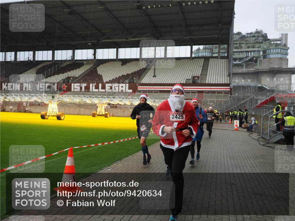 07.12.2025 - St. Pauli X-Mass-Run No. 15 Fabian Wolf http://msf.ph/oto/9420634 07.12.2025 11:40:56 Ziel 726, 727, 1277, 2199, 2292, 2294, 2425, 2865, 2947, 2976, 3259, 3592, 3619, 3912, 4608 meine-sportfotos.de
