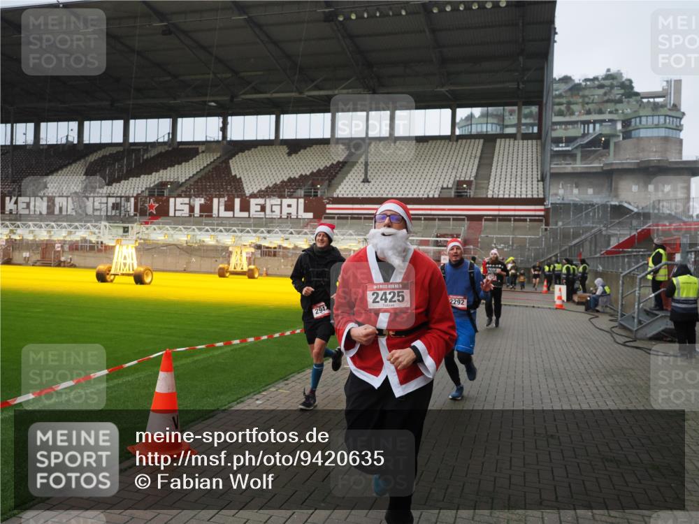 07.12.2025 - St. Pauli X-Mass-Run No. 15 Fabian Wolf http://msf.ph/oto/9420635 07.12.2025 11:40:56 Ziel 726, 727, 1277, 2199, 2292, 2294, 2425, 2865, 2947, 2976, 3259, 3592, 3619, 3912, 4608 meine-sportfotos.de