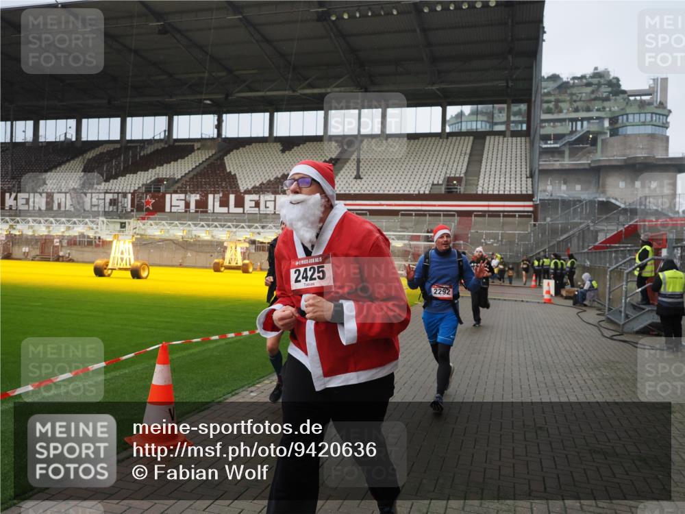 07.12.2025 - St. Pauli X-Mass-Run No. 15 Fabian Wolf http://msf.ph/oto/9420636 07.12.2025 11:40:57 Ziel 726, 727, 1277, 2199, 2292, 2294, 2425, 2865, 2947, 2976, 3259, 3592, 3619, 3912, 4608 meine-sportfotos.de