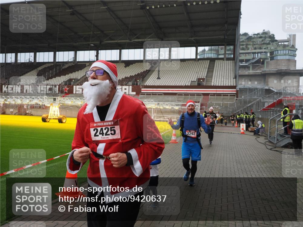 07.12.2025 - St. Pauli X-Mass-Run No. 15 Fabian Wolf http://msf.ph/oto/9420637 07.12.2025 11:40:57 Ziel 726, 727, 1277, 2199, 2292, 2294, 2425, 2865, 2947, 2976, 3259, 3592, 3619, 3912, 4608 meine-sportfotos.de