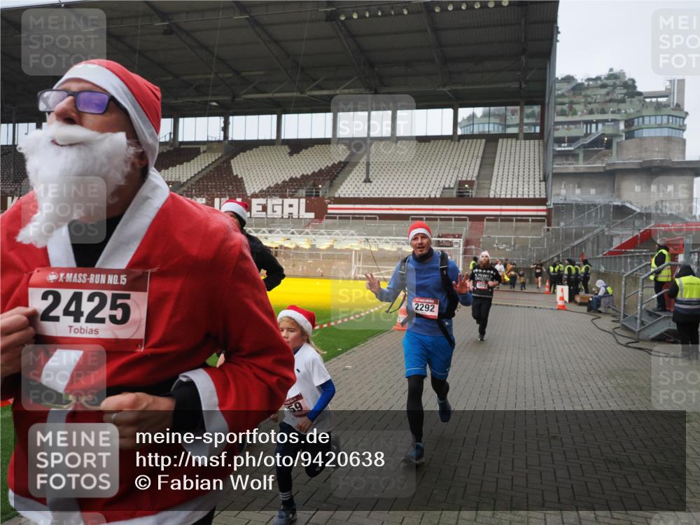 07.12.2025 - St. Pauli X-Mass-Run No. 15 Fabian Wolf http://msf.ph/oto/9420638 07.12.2025 11:40:57 Ziel 726, 727, 1277, 2199, 2292, 2294, 2425, 2865, 2947, 2976, 3259, 3592, 3619, 3912, 4608 meine-sportfotos.de