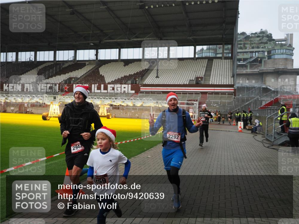 07.12.2025 - St. Pauli X-Mass-Run No. 15 Fabian Wolf http://msf.ph/oto/9420639 07.12.2025 11:40:57 Ziel 726, 727, 1277, 2199, 2292, 2294, 2425, 2865, 2947, 2976, 3259, 3592, 3619, 3912, 4608 meine-sportfotos.de