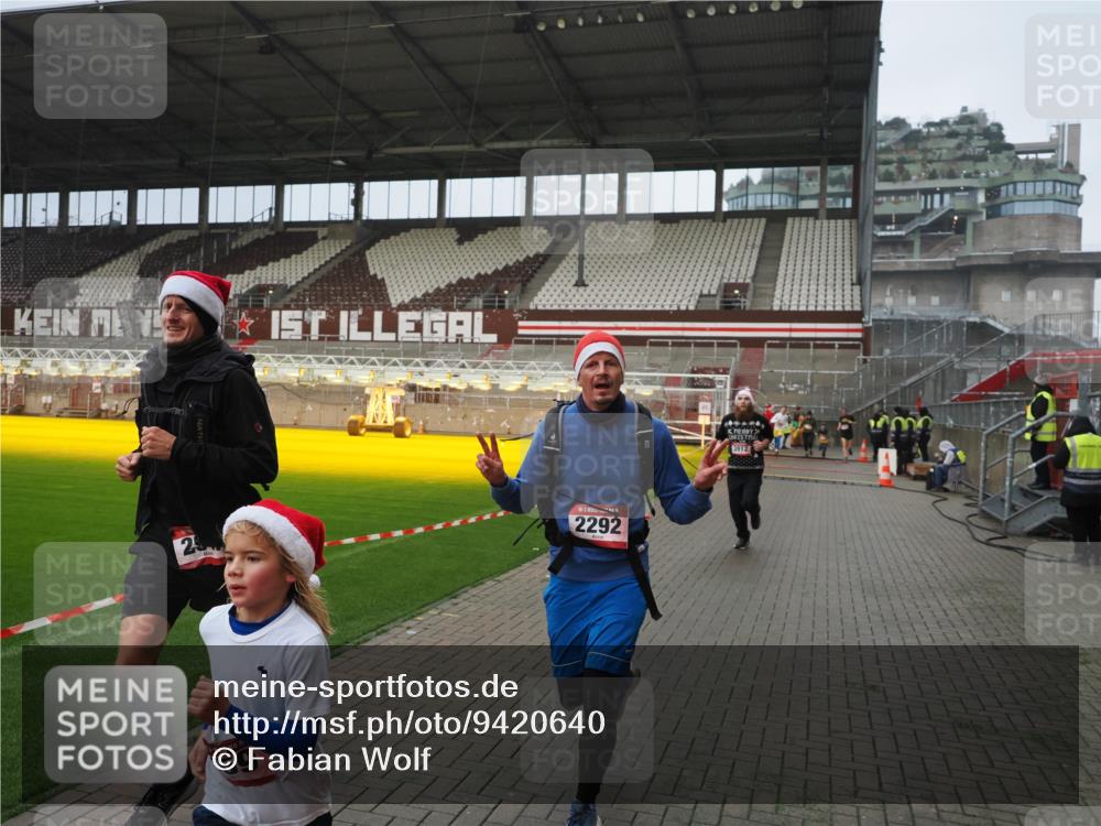 07.12.2025 - St. Pauli X-Mass-Run No. 15 Fabian Wolf http://msf.ph/oto/9420640 07.12.2025 11:40:57 Ziel 726, 727, 1277, 2199, 2292, 2294, 2425, 2865, 2947, 2976, 3259, 3592, 3619, 3912, 4608 meine-sportfotos.de