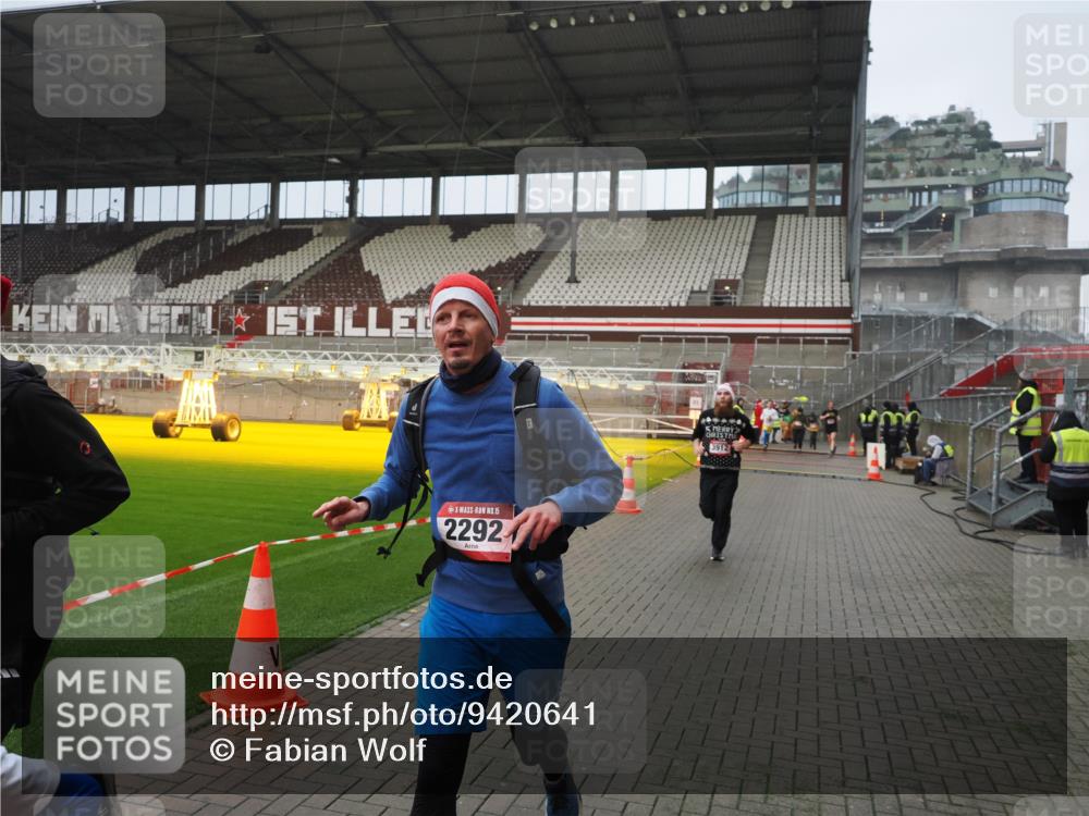 07.12.2025 - St. Pauli X-Mass-Run No. 15 Fabian Wolf http://msf.ph/oto/9420641 07.12.2025 11:40:58 Ziel 726, 727, 1277, 2199, 2292, 2294, 2425, 2865, 2947, 2976, 3259, 3592, 3619, 3912, 4608 meine-sportfotos.de