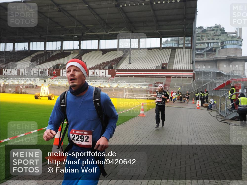 07.12.2025 - St. Pauli X-Mass-Run No. 15 Fabian Wolf http://msf.ph/oto/9420642 07.12.2025 11:40:58 Ziel 726, 727, 1277, 2199, 2292, 2294, 2425, 2865, 2947, 2976, 3259, 3592, 3619, 3912, 4608 meine-sportfotos.de