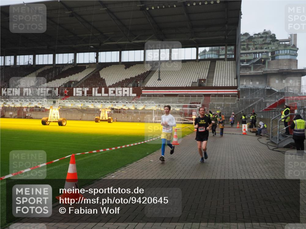 07.12.2025 - St. Pauli X-Mass-Run No. 15 Fabian Wolf http://msf.ph/oto/9420645 07.12.2025 11:41:04 Ziel 2292, 2294, 2425, 2708, 2710, 2947, 3259, 3592, 3619, 3880, 3885, 3912, 4608 meine-sportfotos.de