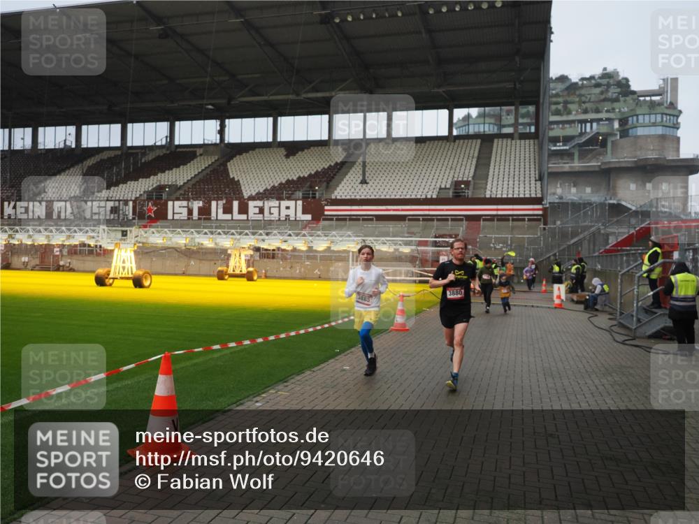 07.12.2025 - St. Pauli X-Mass-Run No. 15 Fabian Wolf http://msf.ph/oto/9420646 07.12.2025 11:41:04 Ziel 2292, 2294, 2425, 2708, 2710, 2947, 3259, 3592, 3619, 3880, 3885, 3912, 4608 meine-sportfotos.de