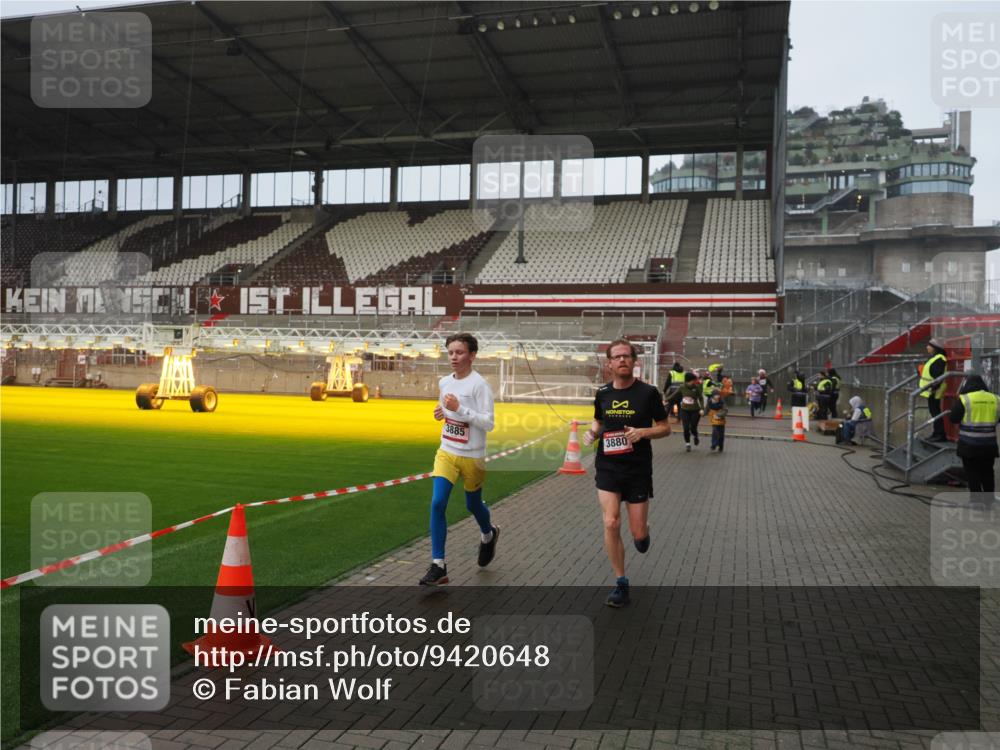 07.12.2025 - St. Pauli X-Mass-Run No. 15 Fabian Wolf http://msf.ph/oto/9420648 07.12.2025 11:41:04 Ziel 2292, 2294, 2425, 2708, 2710, 2947, 3259, 3592, 3619, 3880, 3885, 3912, 4608 meine-sportfotos.de
