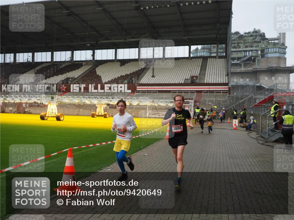 07.12.2025 - St. Pauli X-Mass-Run No. 15 Fabian Wolf http://msf.ph/oto/9420649 07.12.2025 11:41:04 Ziel 2292, 2294, 2425, 2708, 2710, 2947, 3259, 3592, 3619, 3880, 3885, 3912, 4608 meine-sportfotos.de