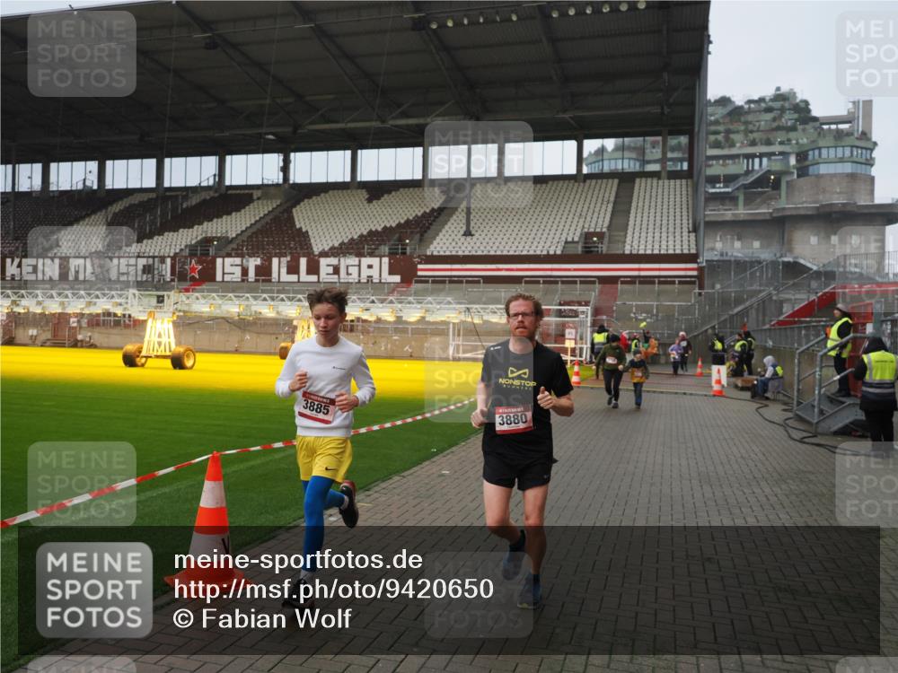 07.12.2025 - St. Pauli X-Mass-Run No. 15 Fabian Wolf http://msf.ph/oto/9420650 07.12.2025 11:41:05 Ziel 2292, 2294, 2425, 2708, 2710, 2947, 3259, 3592, 3619, 3880, 3885, 3912, 4608 meine-sportfotos.de
