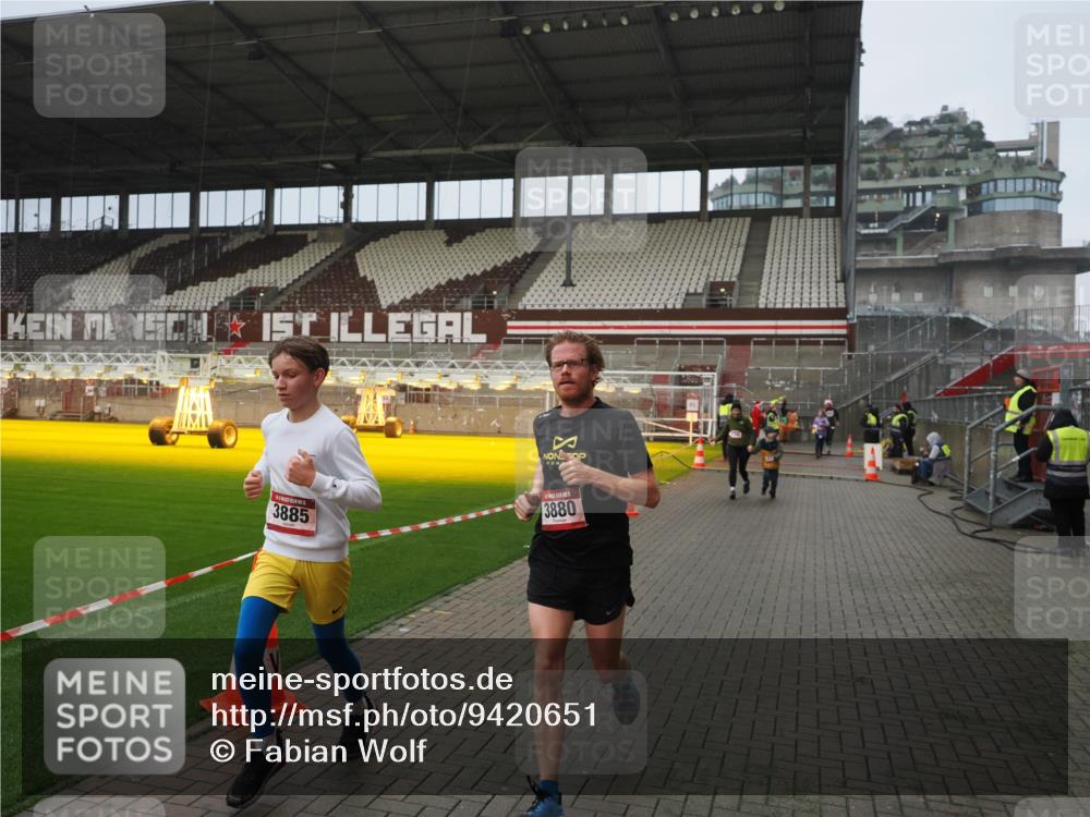 07.12.2025 - St. Pauli X-Mass-Run No. 15 Fabian Wolf http://msf.ph/oto/9420651 07.12.2025 11:41:05 Ziel 2292, 2294, 2425, 2708, 2710, 2947, 3259, 3592, 3619, 3880, 3885, 3912, 4608 meine-sportfotos.de