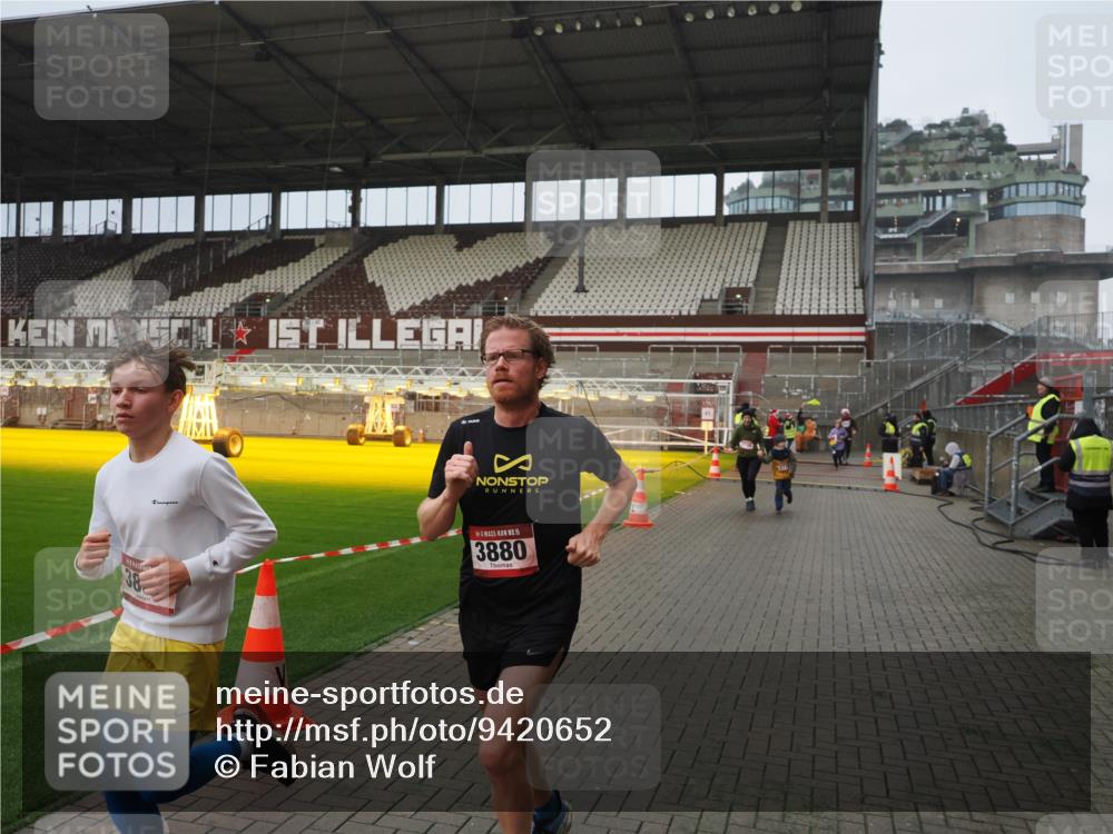 07.12.2025 - St. Pauli X-Mass-Run No. 15 Fabian Wolf http://msf.ph/oto/9420652 07.12.2025 11:41:05 Ziel 2292, 2294, 2425, 2708, 2710, 2947, 3259, 3592, 3619, 3880, 3885, 3912, 4608 meine-sportfotos.de
